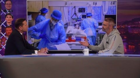 Moderátor pořadu Jaromír Soukup a bývalý elitní policejní vyšetřovatel Robert Šlachta.