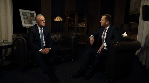 Moderátor pořadu Jaromír Soukup a bývalý poslanec Miroslav Kalousek (TOP 09).