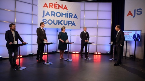 Moderátor pořadu Jaromír Soukup se svými hosty.