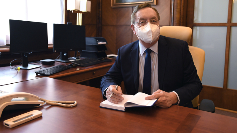 Ministr zdravotnictví Petr Arenberger (za ANO).