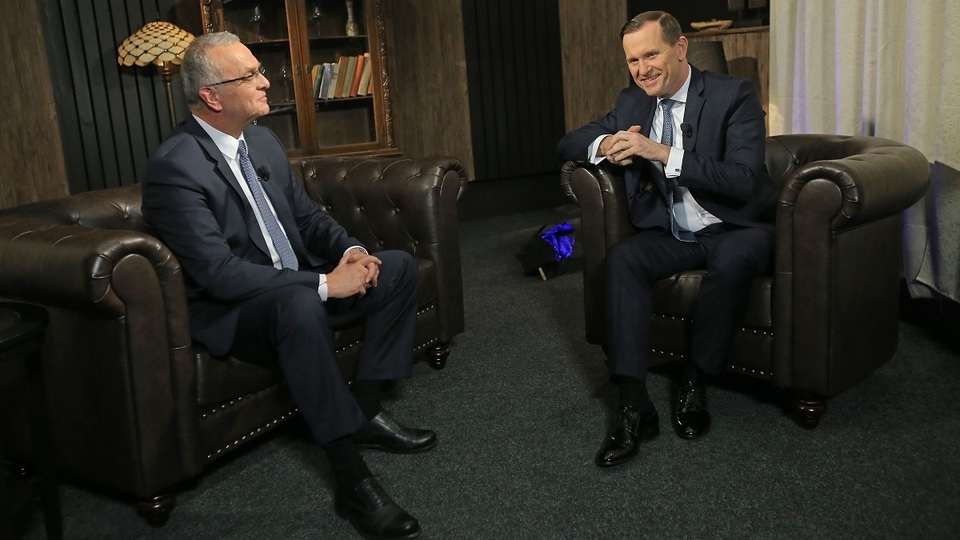 Moderátor pořadu Jaromír Soukup a bývalý poslanec Miroslav Kalousek (TOP 09).