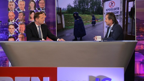 Moderátor pořadu Jaromír Soukup a bezpečnostní poradce Andor Šándor.