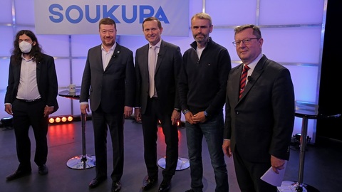 Moderátor pořadu Jaromír Soukup se svými hosty.