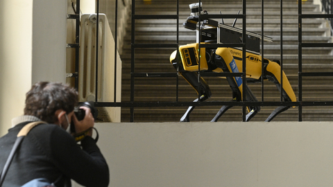 První čtyřnohý robot americké společnosti Boston Dynamics byl představen 25. května 2021 na tiskové konferenci Fakulty elektrotechnická ČVUT v Praze.