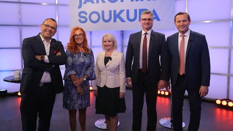 Moderátor pořadu Jaromír Soukup se svými hosty.