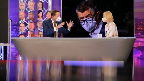 Moderátor pořadu Jaromír Soukup a europoslankyně Kateřina Konečná (KSČM).