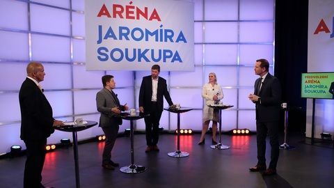 Moderátor pořadu Jaromír Soukup se svými hosty.