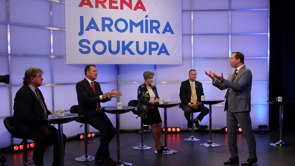 Moderátor pořadu Jaromír Soukup se svými hosty.