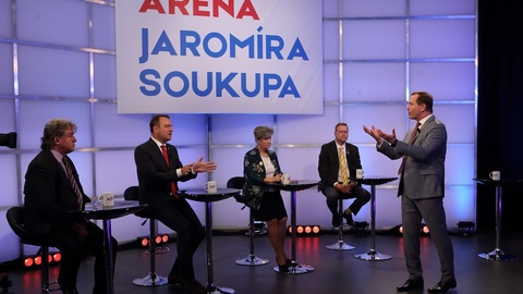 Moderátor pořadu Jaromír Soukup se svými hosty.