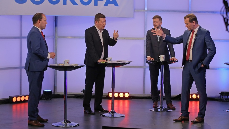 Moderátor pořadu Jaromír Soukup se svými hosty.