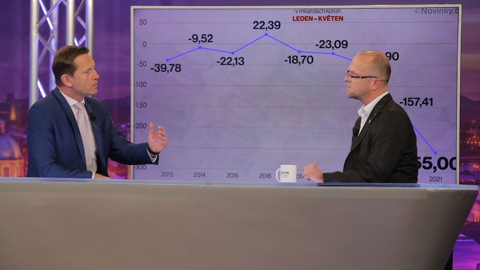 Moderátor pořadu Jaromír Soukup a hejtman Pardubického kraje Martin Netolický (ČSSD).