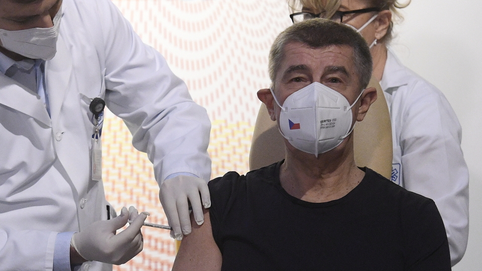 Premiér Andrej Babiš (ANO) se nechává očkovat proti koronaviru.