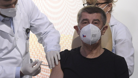 Premiér Andrej Babiš (ANO) se nechává očkovat proti koronaviru.