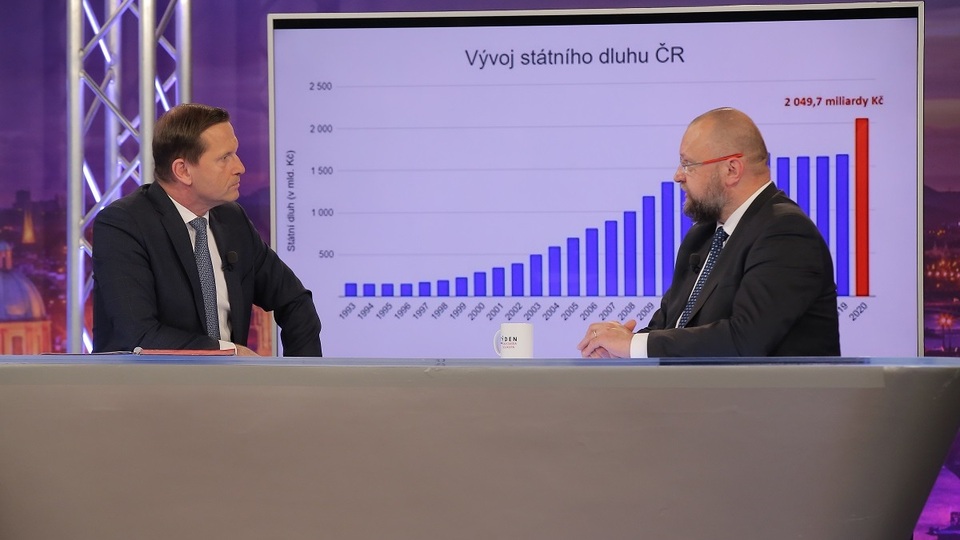 Moderátor pořadu Jaromír Soukup a poslanec Jan Bartošek (KDU-ČSL).