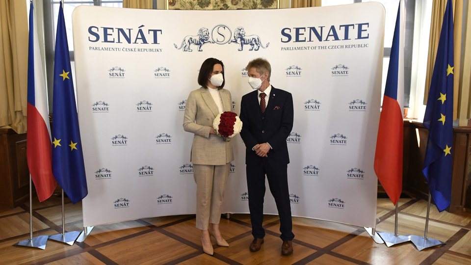 Představitelka běloruské opozice Svjatlana Cichanouská a předseda Senátu Miloš Vystrčil pózují fotografům 7. června 2021 v sídle Senátu v Praze po společném setkání.