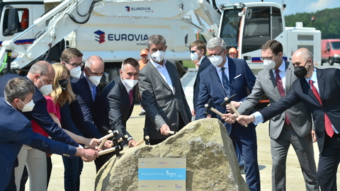 Stavbaři za účasti premiéra Andreje Babiše (čtvrtý zprava) a ministra dopravy Karla Havlíčka (třetí zprava) zahájili 7. června 2021 dostavbu dálnice D4 mezi Příbramí a Pískem. V provozu má být do konce roku 2024.