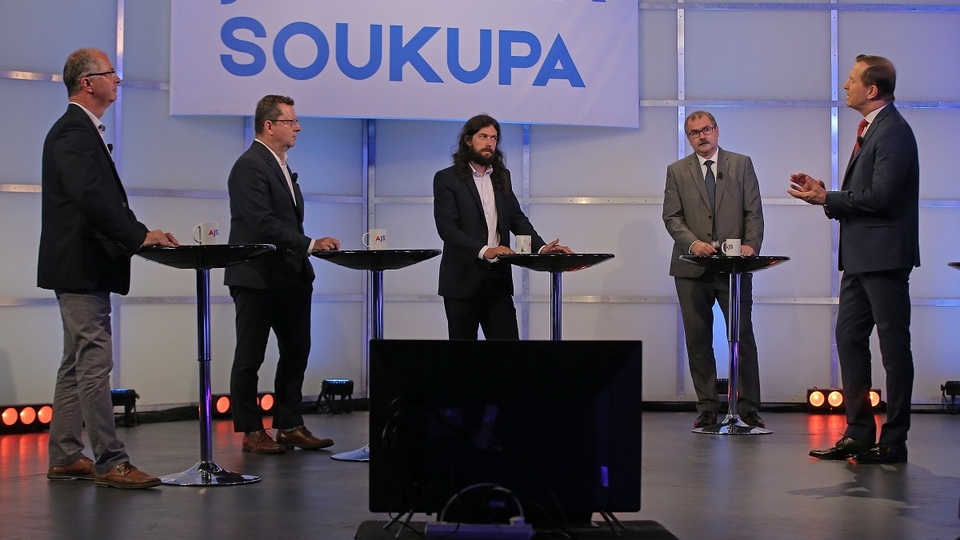 Moderátor pořadu Jaromír Soukup se svými hosty.