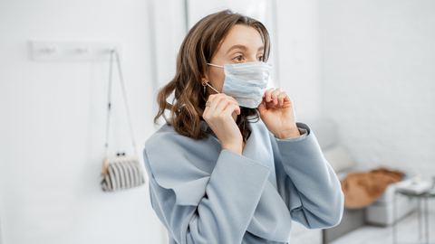 V pondělí v ČR přibylo 386 nakažených, o čtvrtinu méně než před týdnem