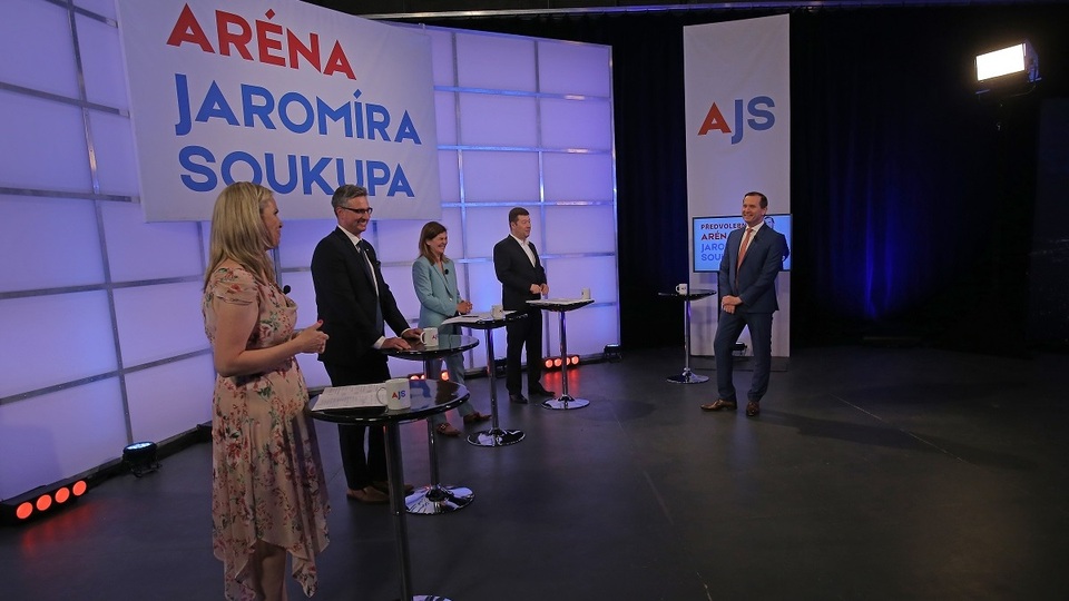 Moderátor pořadu Jaromír Soukup se svými hosty.