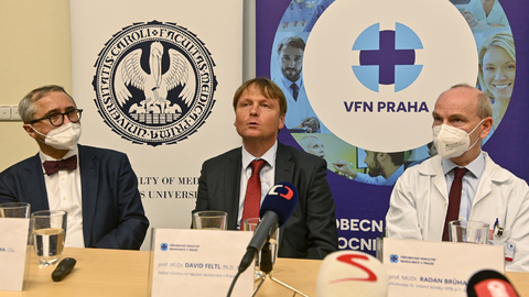 Zleva děkan 1. lékařské fakulty Univerzity Karlovy Martin Vokurka, ředitel pražské Všeobecné fakultní nemocnice (VFN) David Feltl a přednosta IV. Interní kliniky VFN Radan Brůha.