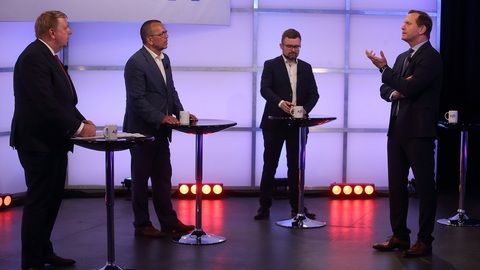 Moderátor pořadu Jaromír Soukup se svými hosty.