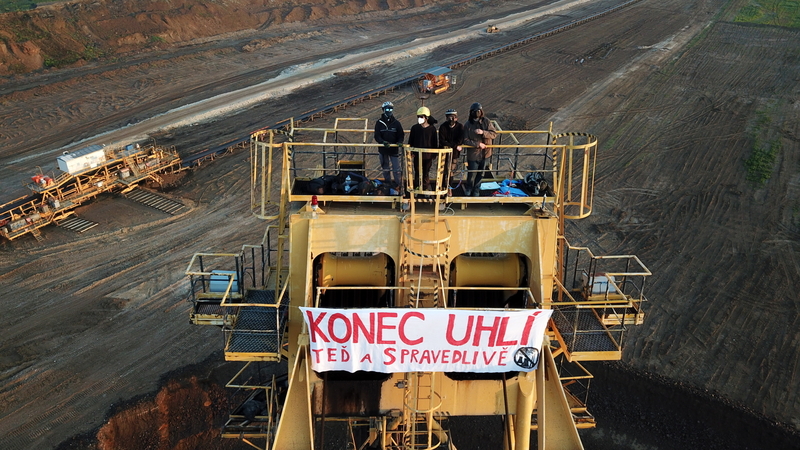 Skupina aktivistek obsadila 10. června ráno rypadla v uhelných dolech Bílina na Teplicku a Nástup-Tušimice na Chomutovsku. Žádají rychlý a spravedlivý konec uhlí.