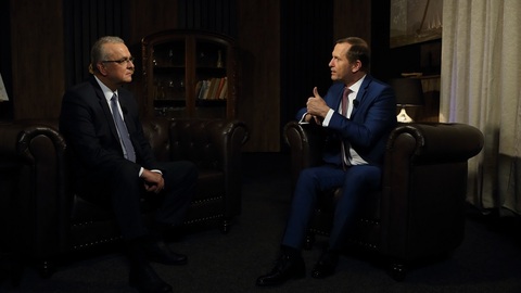 Moderátor pořadu Jaromír Soukup a bývalý poslanec Miroslav Kalousek (TOP 09).