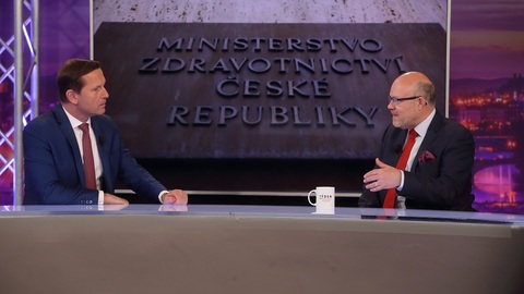 Moderátor pořadu Jaromír Soukup a místopředseda TOP 09 a poslanec profesor Vlastimil Válek.