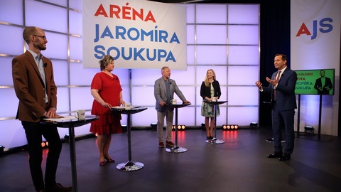 Moderátor pořadu Jaromír Soukup se svými hosty.