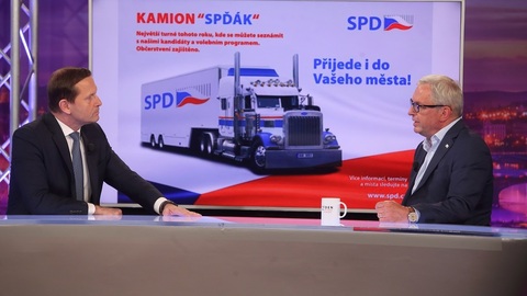 Moderátor pořadu Jaromír Soukup a senátor David Smoljak (STAN).