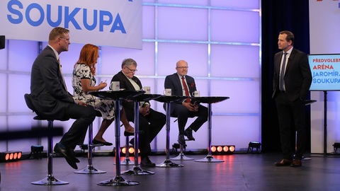 Moderátor pořadu Jaromír Soukup se svými hosty.