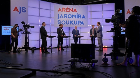 Moderátor pořadu Jaromír Soukup se svými hosty.