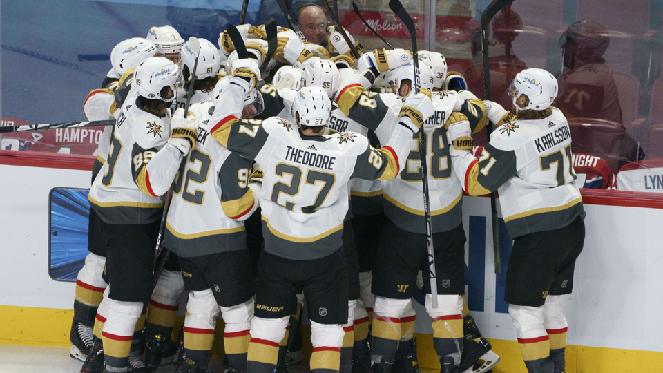 Hokejisté Vegas se radují z výhry nad Montrealem.