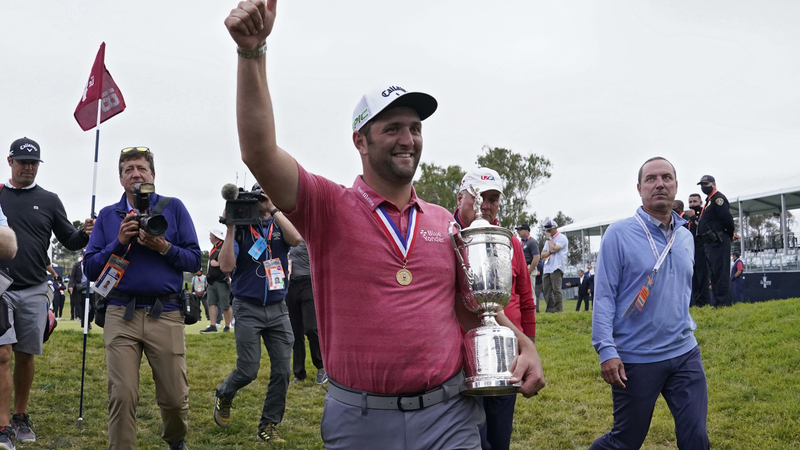 Španělský golfista Jon Rahm se raduje z vítězství v turnaji.