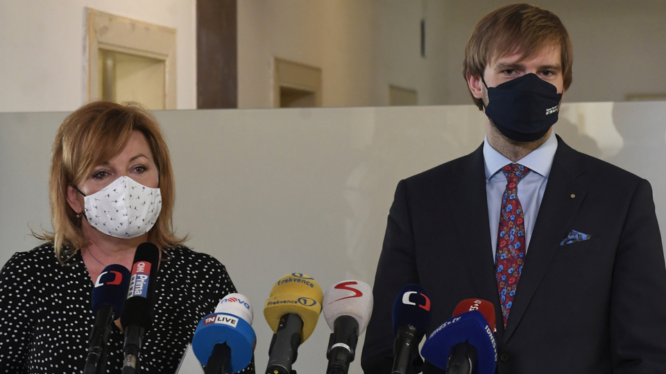 Ministryně financí Alena Schillerová (ANO) a ministr zdravotnictví Adam Vojtěch (ANO).