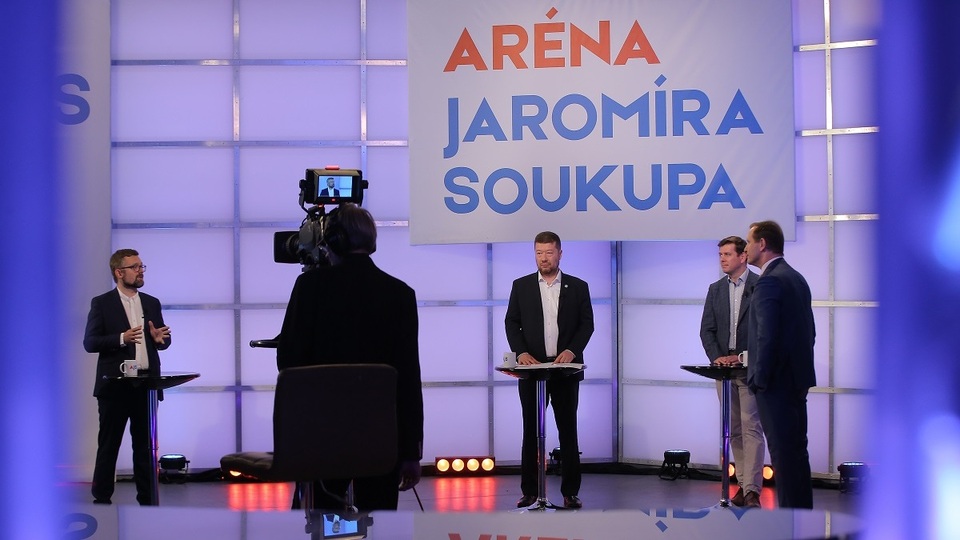 Moderátor pořadu Jaromír Soukup se svými hosty.