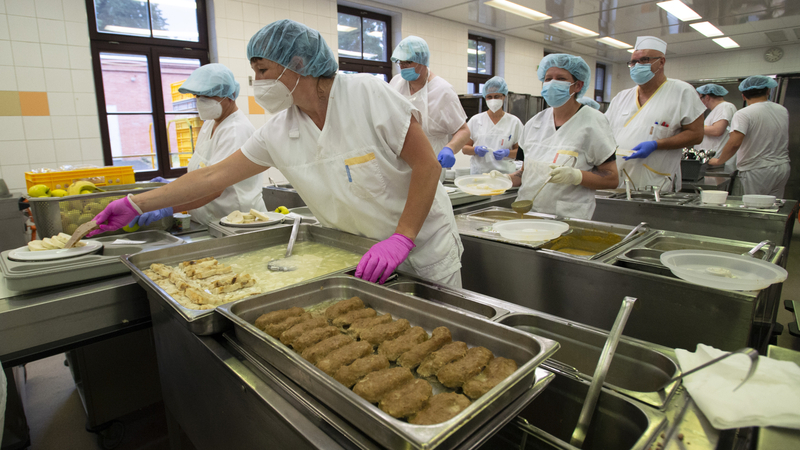 Pohled do kuchyně Všeobecné fakultní nemocnice v Praze, kde byl 22. června 2021 novinářům představený nový systém stravování v nemocnicích. Pacienti by v následujících měsících měli začít dostávat moderní, chutnou a zdravou stravu podle nových doporučení ministerstva zdravotnictví.