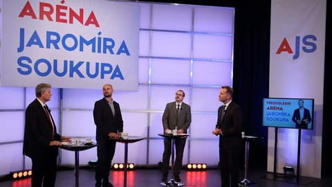 Moderátor pořadu Jaromír Soukup se svými hosty.