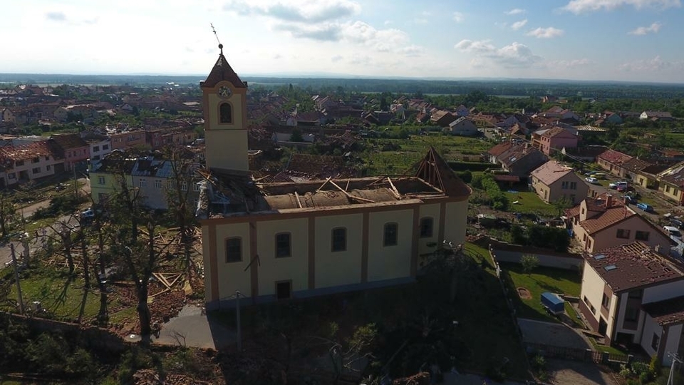 Letecký pohled na obec Hrušky na Břeclavsku na snímku pořízeném 25. června 2021. Večer předešlého dne se nad Břeclavskem a Hodonínskem přehnala silná bouře. Velké škody jsou i v dalších obcích regionu.
