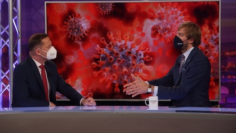 Moderátor pořadu Jaromír Soukup a ministr zdravotnictví Adam Vojtěch (ANO).