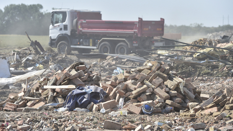 Odklízení suti v obci Hrušky na Jižní Moravě.
