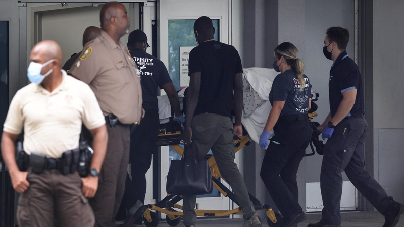 První dáma Haiti Martine Moiseová při převozu do nemocnice.