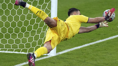 Italský brankář úspěšně kryje střelecký pokus Anglie.