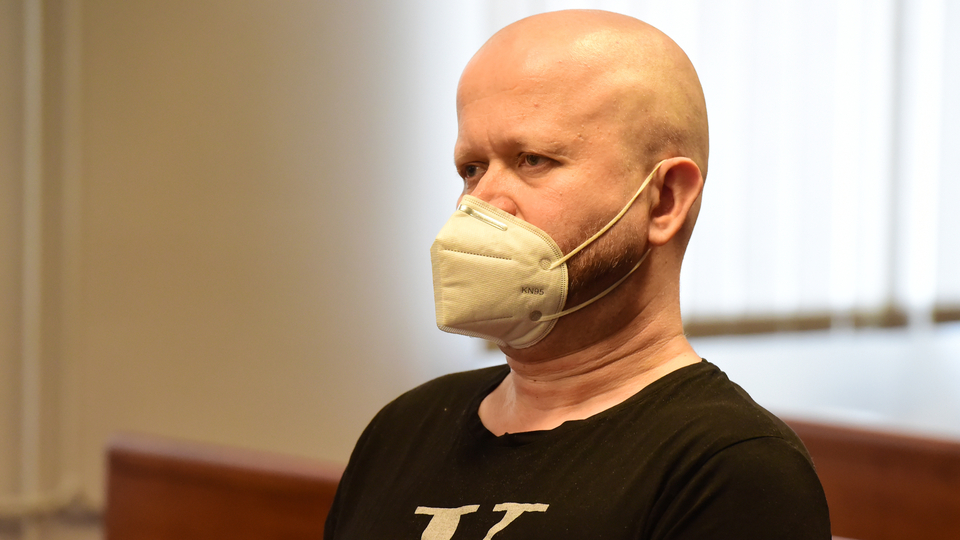 Obžalovaný Aleš Rek u vrchního soudu v Olomouci, který 13. července 2021 projednával jeho odvolání v případu vraždy z loňského srpna, kdy v jednom z domů v Čujkovově ulici v ostravské části Zábřeh zemřela po brutálním útoku 56letá žena. Krajský soud za vraždu uložil Rekovi 16 let vězení.
