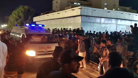 Lidé opouští jihoiráckou nemocnici, kterou zasáhl požár.