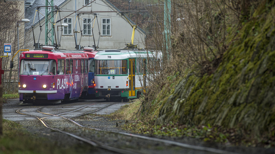 Tramvajová trať z Liberce do Jablonce ve Vratislavicích nad Nisou na snímku z 21. prosince 2020. Jde o část zhruba pět kilometrů dlouhého úseku, jehož rekonstrukce začne v příštím roce. Práce by měly začít o prázdninách a potrvají dva roky.