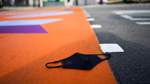 Velká Británie odložila roušky.