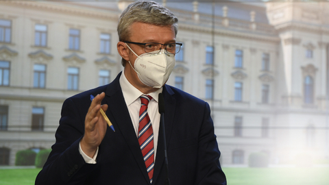 Ministr průmyslu a obchodu a dopravy Karel Havlíček (za ANO).