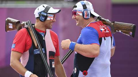Čeští brokoví střelci Jiří Lipták a David Kostelecký si podmanili olympijskou soutěž v trapu. 