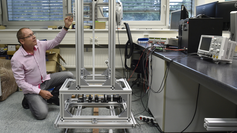 Profesor Ústavu informatiky a umělé inteligence Fakulty aplikované informatiky zlínské univerzity Roman Jašek představil 5. srpna 2021 novinářům inteligentní robotický systém, který bude ve sklenících s rajčaty analyzovat jednotlivé rostliny. Bude schopen vyhodnotit produkci, včas odhalí potenciální škůdce.